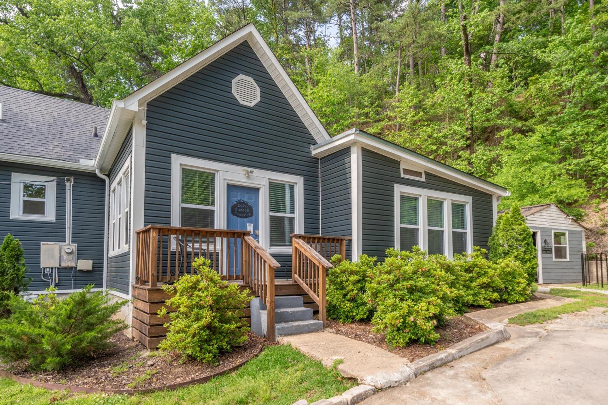 Cedar Blossom Bungalow Is A Cozy Getaway With A 5 Minute Walk To Downtown! Hot Springs Exterior foto